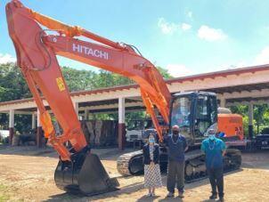 Vanuatu Business Review » JICA hands 24-ton excavator for Bouffa Landfill 1